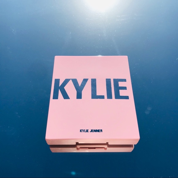 BADDIE ON THE BLOCK Kylie Blush Pressed Powder - Picture 5 of 11
